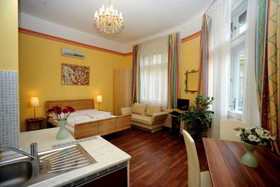 Club Apartments & Rooms