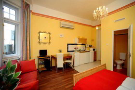 Club Apartments & Rooms
