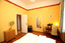 Club Apartments & Rooms