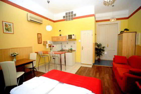 Club Apartments & Rooms