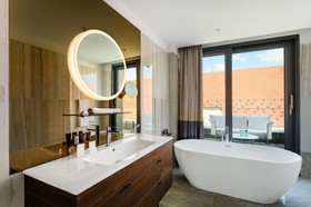 Hotel Emerald & Suites