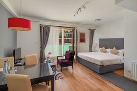 Escala Hotel & Suites