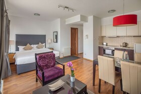 Escala Hotel & Suites
