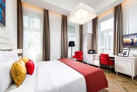 Three Corners Avenue Hotel