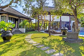 Finns Beach Villa Canggu