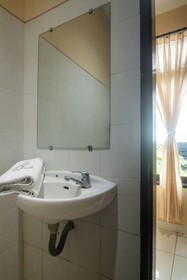 Miraa Guest House & Resto By Ghayatri