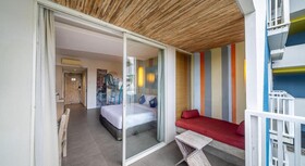 Bliss Surfer Hotel