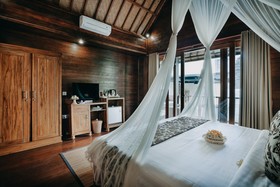 Tapa Bale Gede Lembongan by Pramana