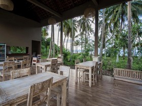 Apit Lawang Villas & Resto