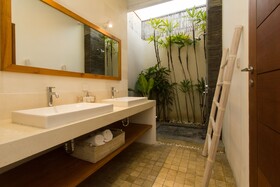 Echo Beach Villa & Apartment