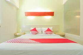 The Sunrise by OYO Rooms