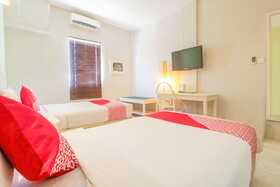 The Sunrise by OYO Rooms