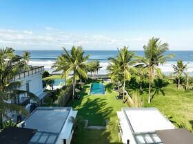 Black Beach Villa - Absolute Beachfront