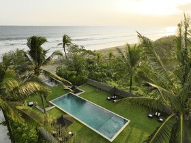 Black Beach Villa - Absolute Beachfront
