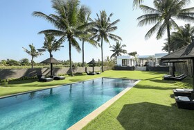 Black Beach Villa - Absolute Beachfront