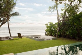 Black Beach Villa - Absolute Beachfront