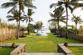 Black Beach Villa - Absolute Beachfront