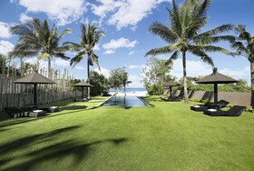 Black Beach Villa - Absolute Beachfront