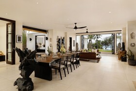 Black Beach Villa - Absolute Beachfront
