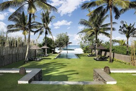 Black Beach Villa - Absolute Beachfront