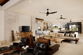 Black Beach Villa - Absolute Beachfront