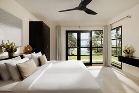 Black Beach Villa - Absolute Beachfront