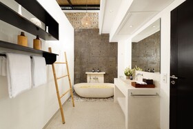 Black Beach Villa - Absolute Beachfront