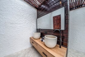 Putri Salju Villa by Evdekimi