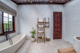 Putri Salju Villa by Evdekimi