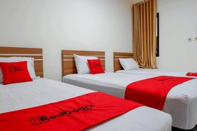 RedDoorz near Living Plaza Purwokerto