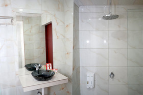 Ren'z Hotel BY OYO Rooms