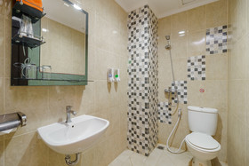 Hotel Alqueby Near Kiara Artha Park Mitra RedDoorz