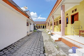 Spot On 92372 Rinda Homestay Syariah & Resto