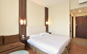 Townhouse OAK Hotel Grand Cikarang