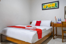 Guest House Kost and Kantin by RedDoorz