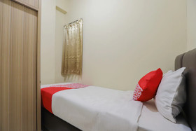 Lauv Room Grand Centerpoint by OYO Rooms