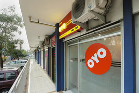 Lauv Room Grand Centerpoint by OYO Rooms