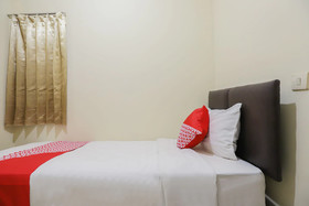 Lauv Room Grand Centerpoint by OYO Rooms
