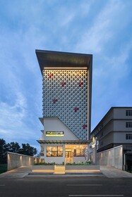 MaxOneHotels At Kota Harapan Indah Bekasi