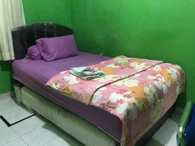 Surya Inn Syariah by OYO Rooms