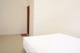Kost Putih Syariah By OYO