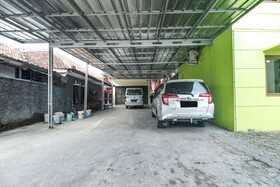 Spot On 91606 Nadin Guest House Syariah
