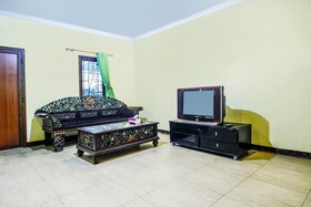 Spot On 91606 Nadin Guest House Syariah