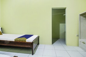 Spot On 91606 Nadin Guest House Syariah