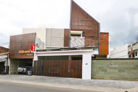 Albani's Family Residence by OYO Rooms