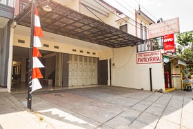 Wisma Family Raya by OYO Rooms