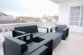 Hasanah Guest House Syariah De Saphire by OYO Rooms