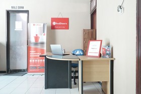 Reddoorz Hostel @ Borobudur Street
