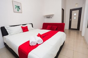 RedDoorz Near Plaza Araya 2