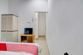 Raya Guest House Syariah by OYO